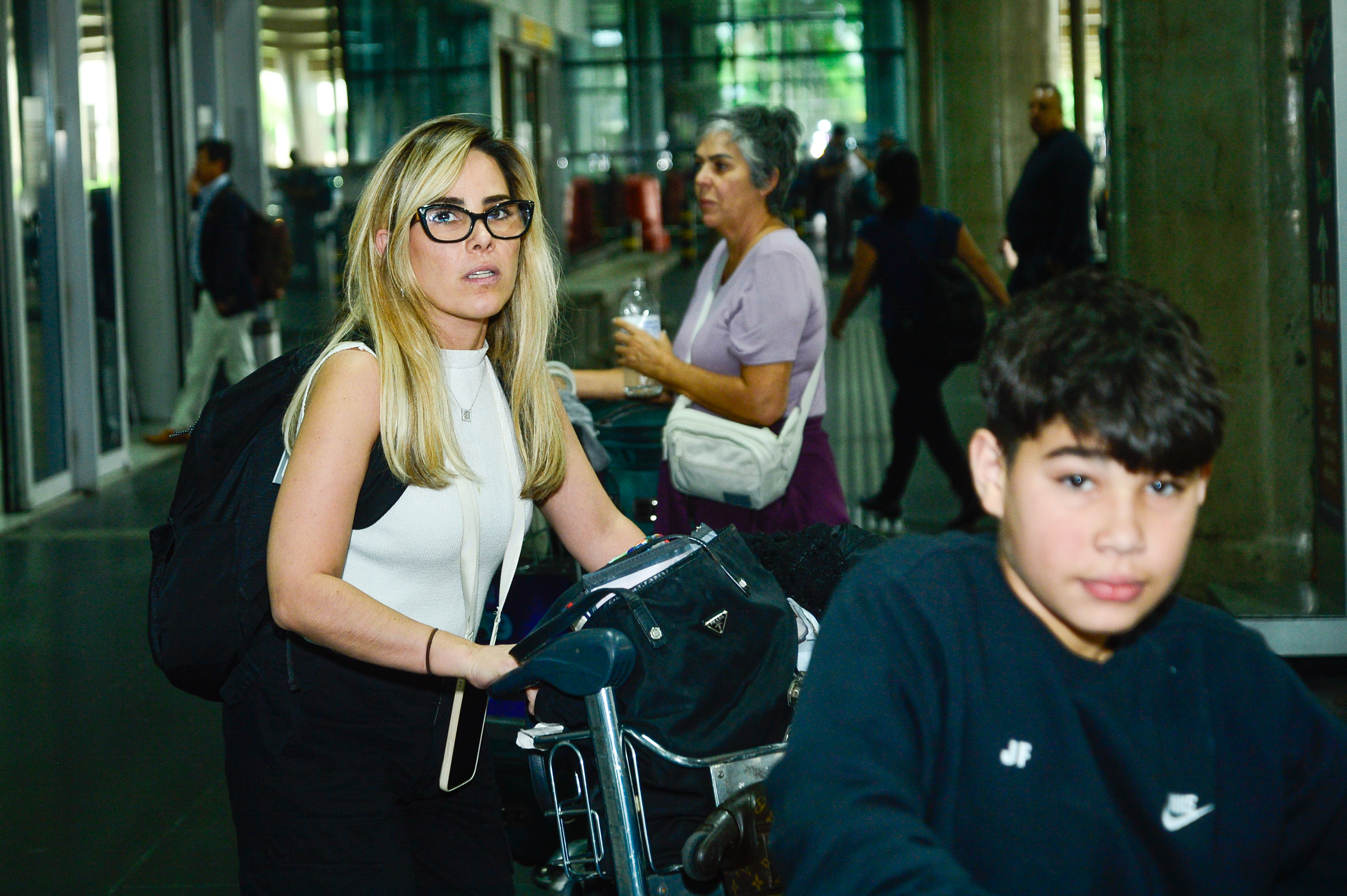 Wanessa Camargo e os filhos em aeroporto