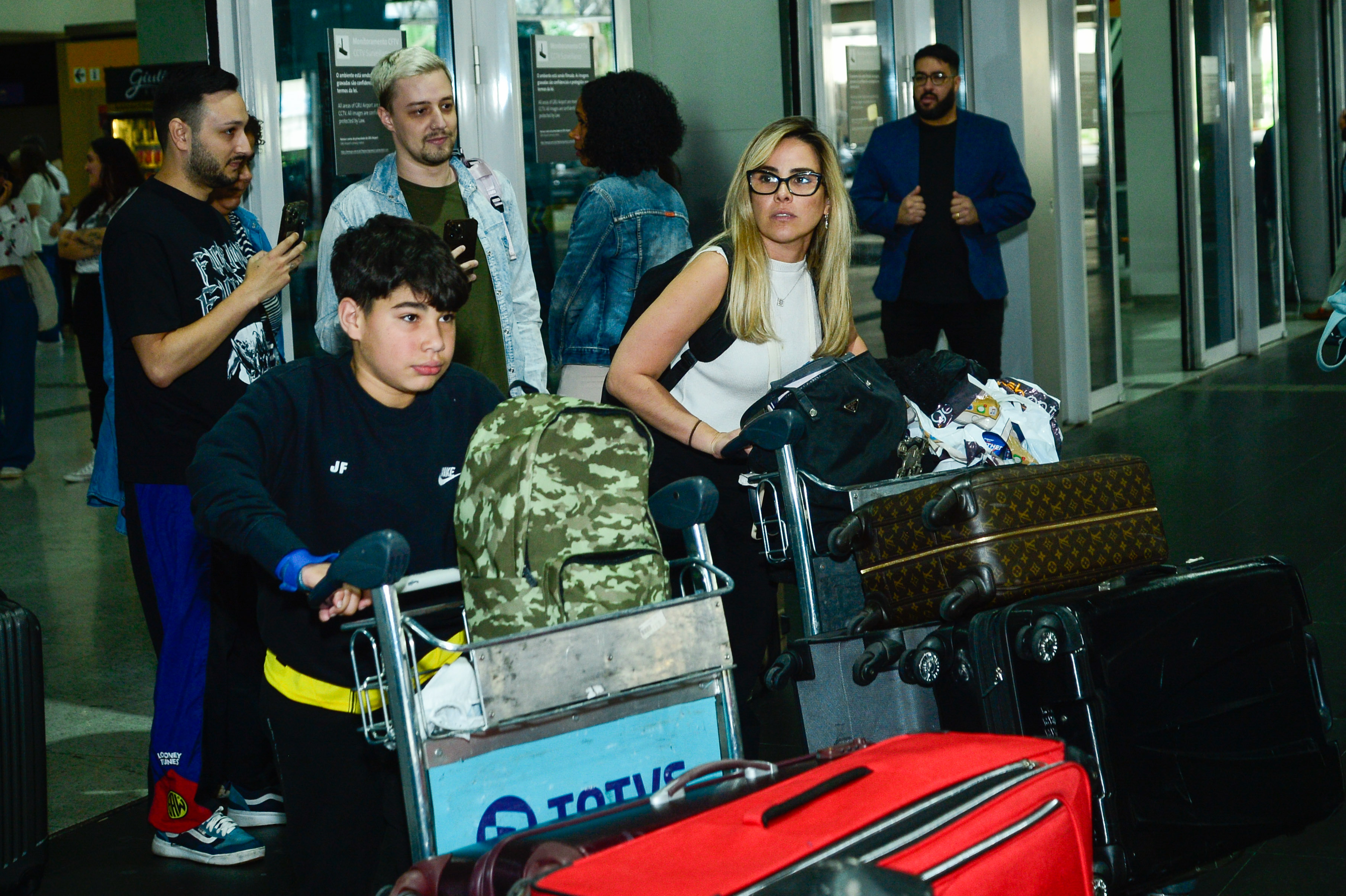 Wanessa Camargo e os filhos em aeroporto