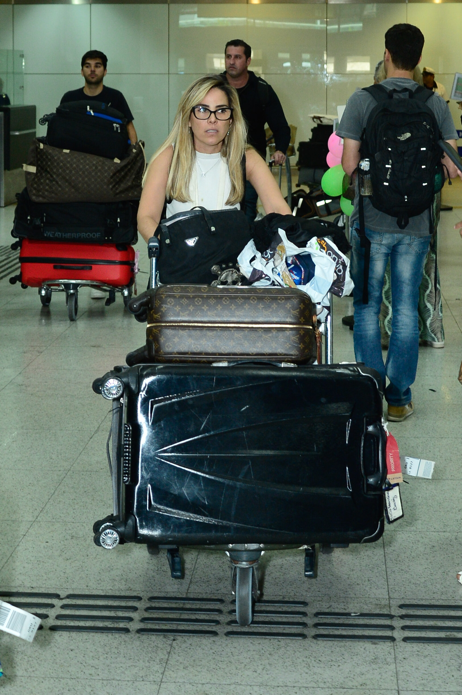 Wanessa Camargo e os filhos em aeroporto