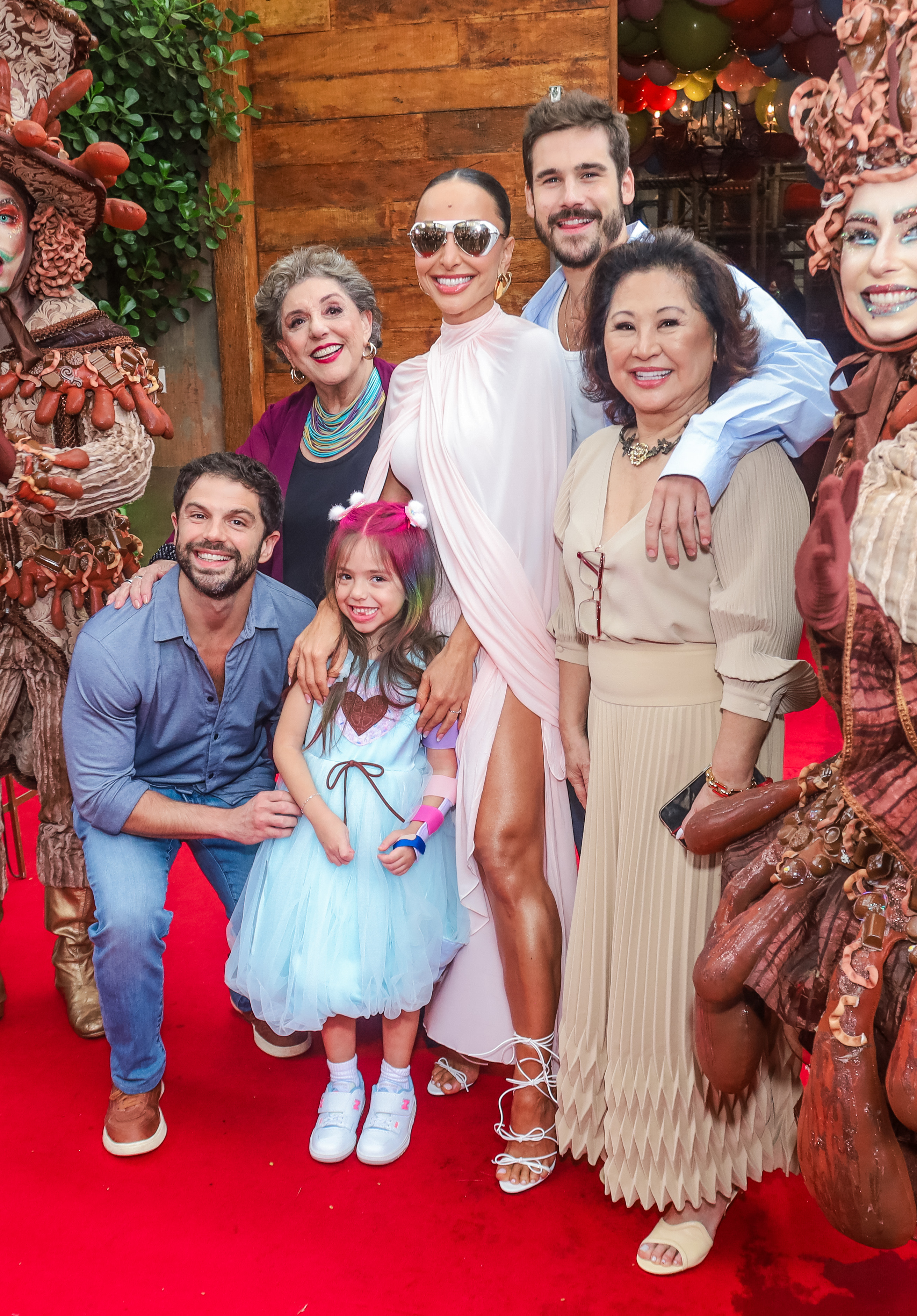 Zoe com a família na festa de aniversário - Foto: Clayton Felizardo / Brazil News