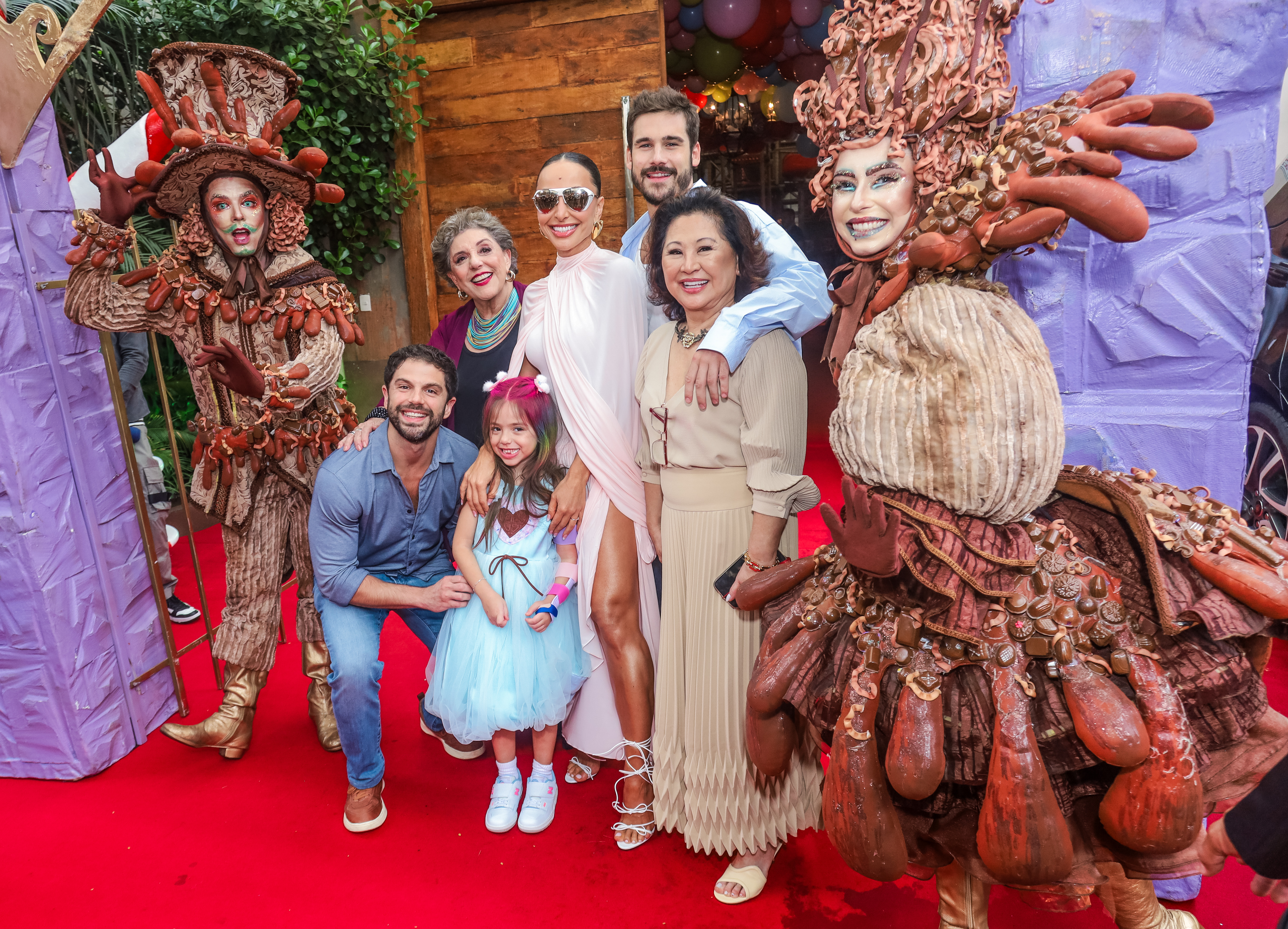 Zoe com a família na festa de aniversário - Foto: Clayton Felizardo / Brazil News