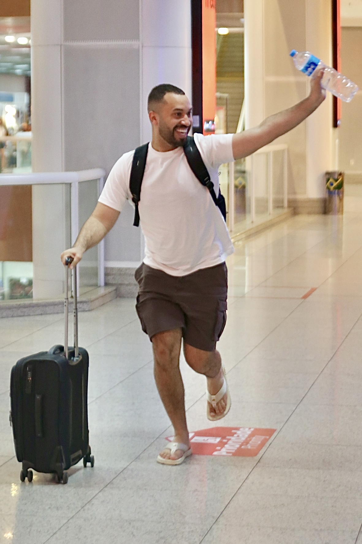 Gil do Vigor chega correndo para embarcar no Aeroporto Santos Dumont, no Rio de Janeiro