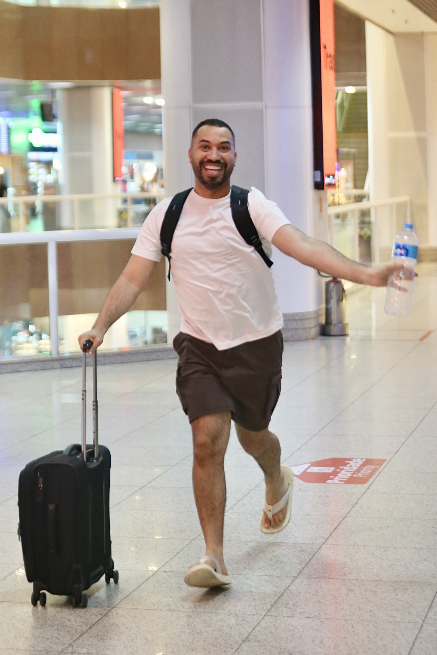 Gil do Vigor chega correndo para embarcar no Aeroporto Santos Dumont, no Rio de Janeiro