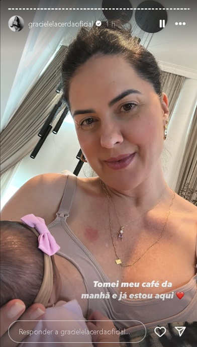 Graciele Lacerda posta amamentando a filha (Foto: Reprodução/Instagram) 