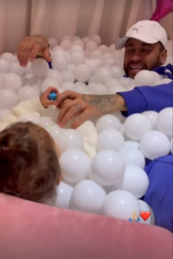 Neymar se diverte com Mavie em piscina de bolinhas