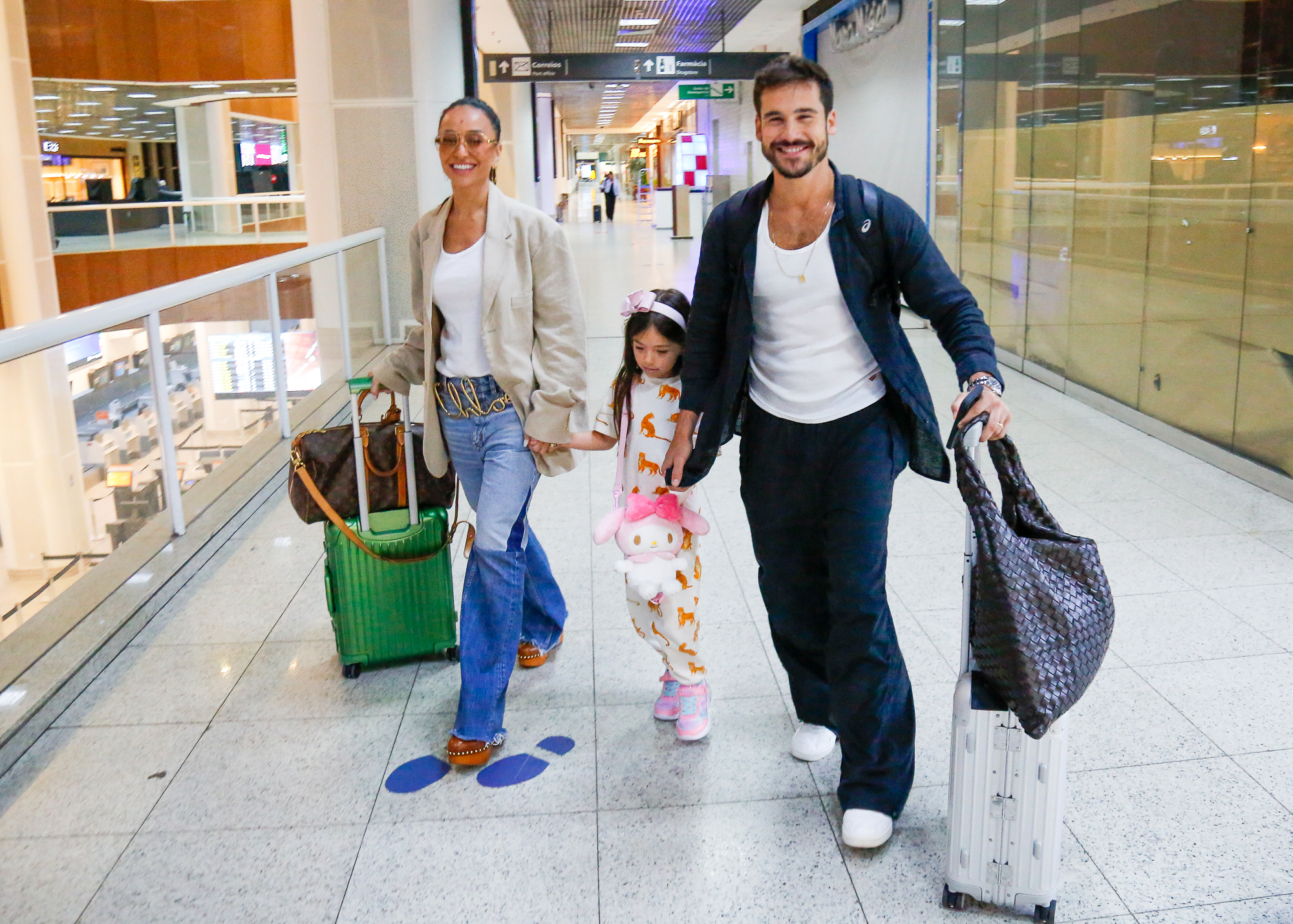 Sabrina Sato, Nicolas Prattes e Zoe no aeroporto Santos Dumont, no Rio de Janeiro