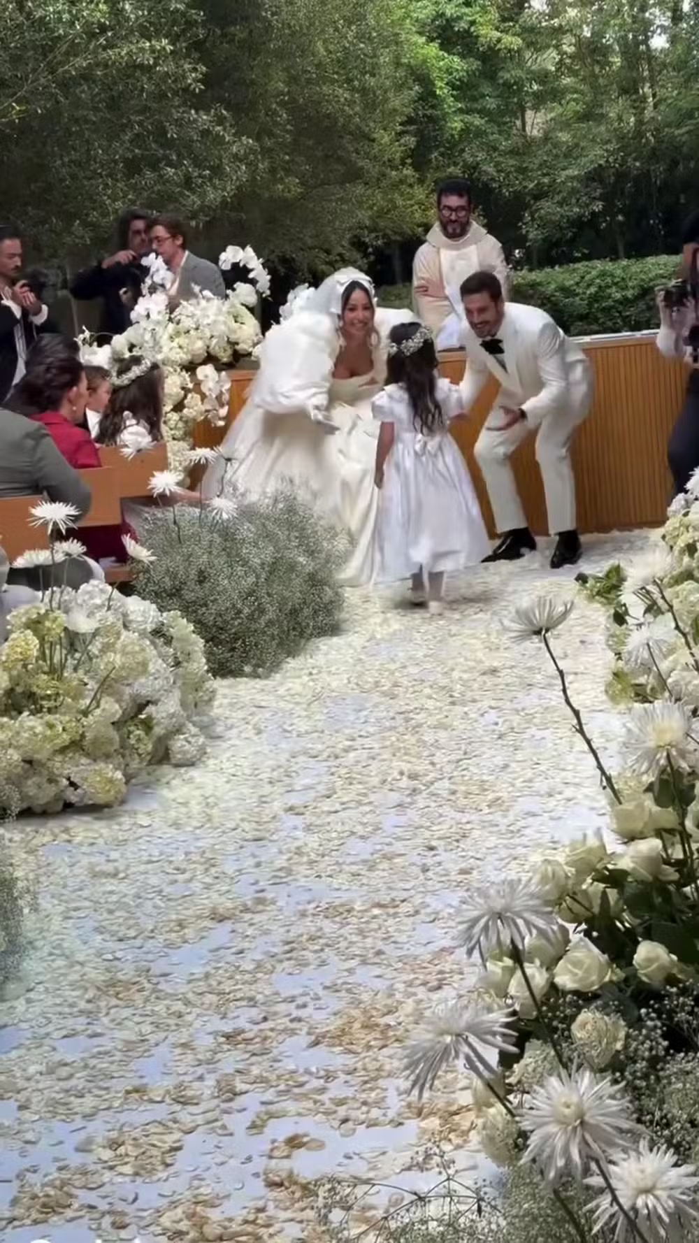 Zoe Sato leva as alianças ao altar no casamento da mãe, Sabrina Sato e Nicolas Prattes