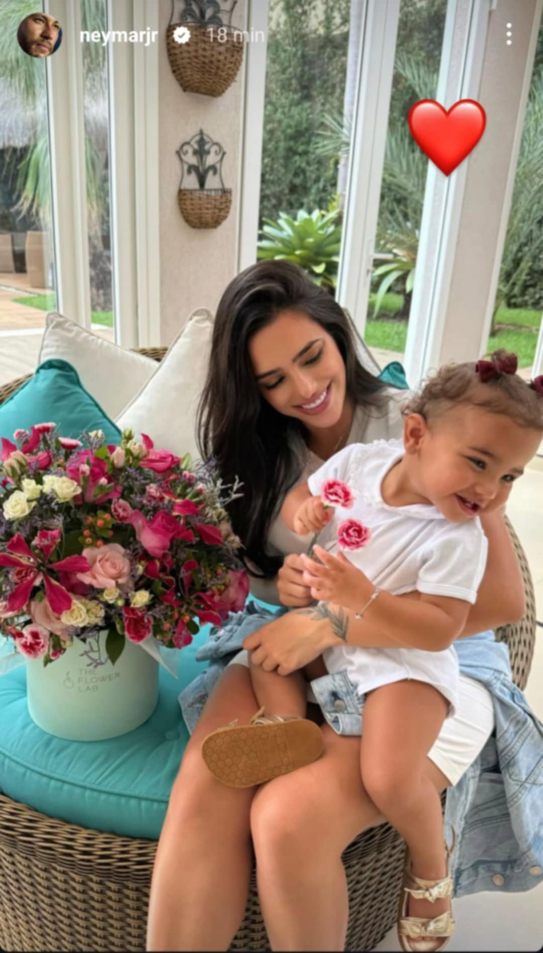 Bruna Biancardi e Mavie ganham flores de Neymar