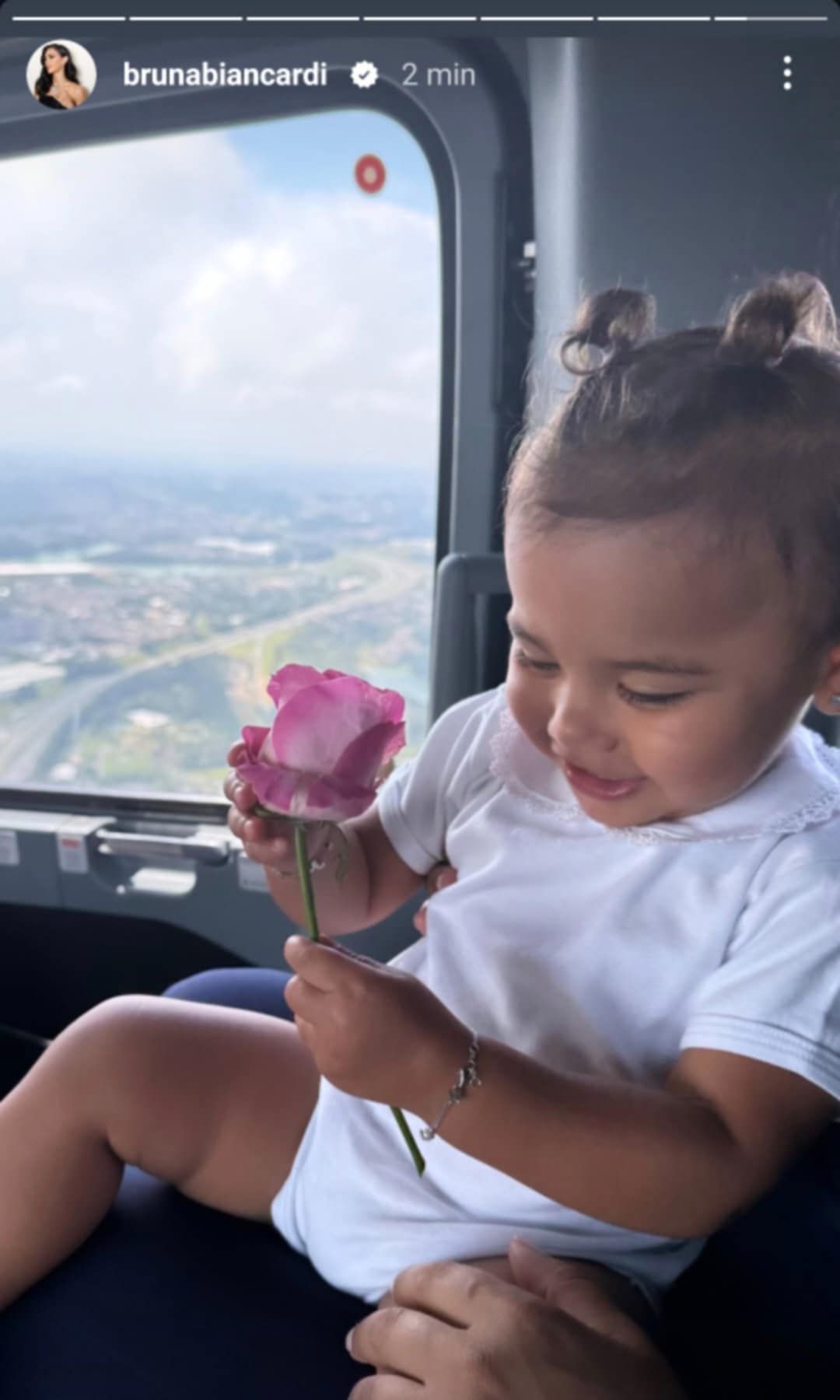 Bruna Biancardi e Mavie ganham flores de Neymar