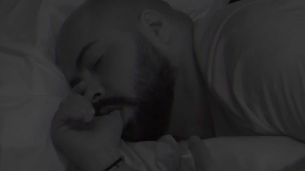 Tiago Abravanel dorme chupando dedo no BBB22