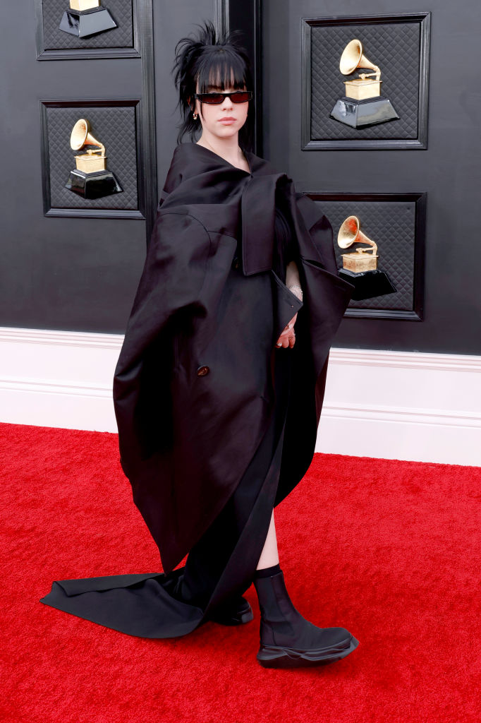 Billie Eilish veste Rick Owens no red carpet do Grammy Awards