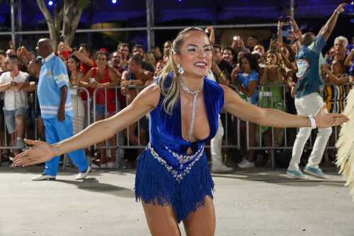 Com um look azul, Gabi Martins esbanjou beleza sambando no Rio - Foto: Thiago Mattos/ Agnews