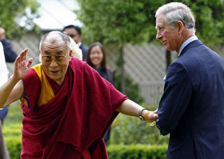 Príncipe Charles recebe a visita do Dalai Lama