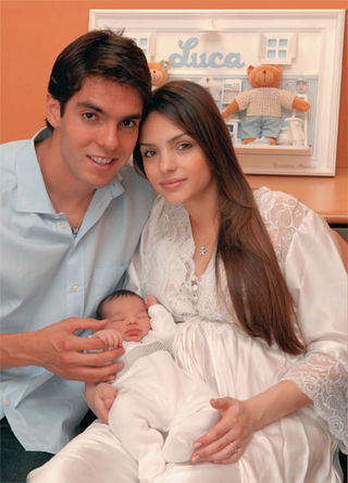 Kaká e Caroline admiram a serenidade do lindo herdeiro.