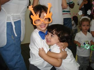 Meus irmãos Davi, de 4 anos, e Gabriel, de 2, na festinha da escola.