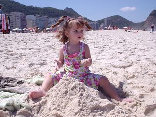 Minha irmã, Beatriz, em uma praia do Rio.