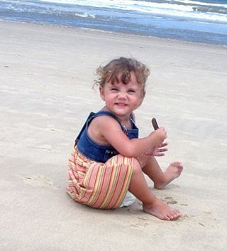 Minha irmã, Beatriz, na praia de Comandatuba, na Bahia.