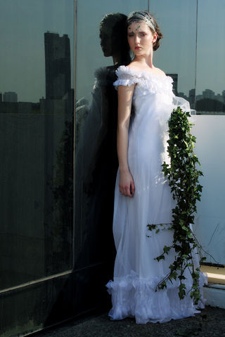 Vestido de tule com organza Gloria Coelho; arranjo para cabeça de fio óptico com 31 esmeraldas colombianas, Andree Guitticis; buquê de heras Maristela Nicolosi Flores