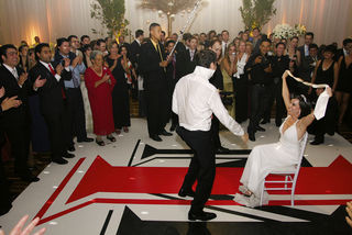 Na pista de dança, Maurício brinca dedicando uma performance a Izabelle.