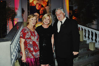 Ione Borges entre o casal Mary Galvão e Mario Campanha.