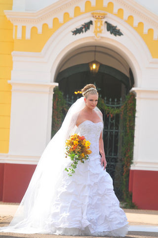 Vestido de shantung de seda com renda francesa toda bordada à mão com véu cintilante e sapatos forrados de shantung com fivelas de cristais jóias Adriana Jóias; buquê de epidendrum, colmanara, verdes, cymbidium e minicymbidium, Monica Rezende Flores.