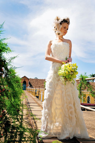 Vestido de seda com frufru de tule Gloria Coelho; arranjo de flores para cabeça Daisy & Ruth Chapéus e Grinaldas.