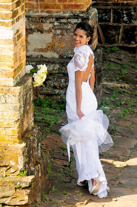 Vestido de renda Sidney Volpe, tel. (11) 3845-6448, sidneyvolpe.com.br; chapéu Denis Linhares Chapéus Grinaldas e Acessórios; jóias Rosana Chinche Design de Jóias; buquê Studio Andrea Saladini