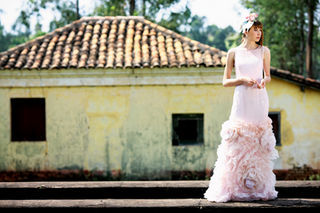 Vestido de organza rosa-claro R. Rosner; arranjo de cabeça Samuel Cirnansck; pulseira de brilhante Adriana Jóias; brinco e terço Rosana Chinche Design de Jóias