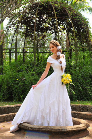 Vestido de renda renascença Martha Medeiros; jóias Rosana Chinche Design de Jóias; buquê Leonor Flores.