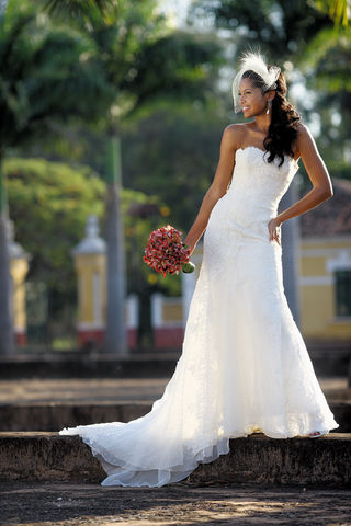 Vestido de renda renascença Martha Medeiros; jóias Rosana Chinche Design de Jóias; buquê Leonor Flores