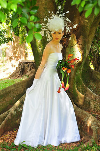 Vestido tomara-que-caia de zibeline de seda pura com cauda removível, Camilla Person; chapéu Daisy & Ruth Chapéus e Grinaldas; luvas de cetim Marie Toscano, buquê Leonor Flores.