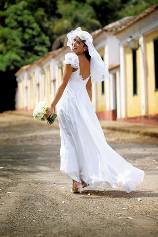 Vestido de georgete de seda pura com detalhes de renda, Mônica Conceição para Civetta; chapéu de renda Tiyomi Kitasato; buquê Studio Andrea Saladini