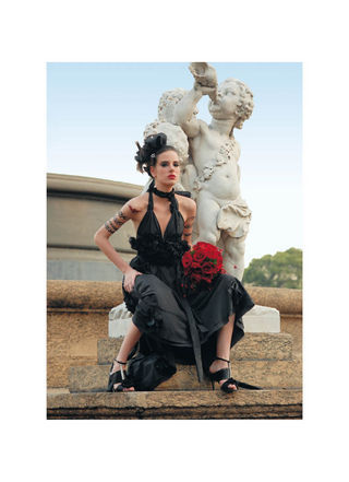 Na Praça Mahatma Gandhi, Rio de Janeiro, vestido de tafetá cristal com flores de renda portuguesa, cetim e seda, Patrícia Dantas; buquê Simonny Villar; jóias do acervo pessoal; sapatos Nativa