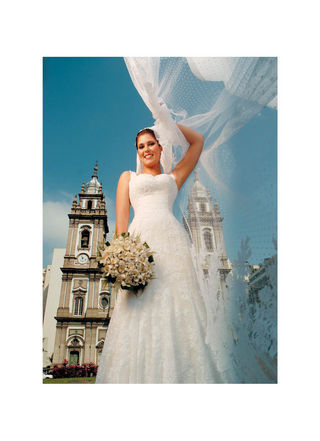 Diante da Igreja da Candelária, no centro do Rio, vestido de renda chantilly rebordada com cristais Swarovski sob fourreaux de organza de seda italiana, Glorinha Pires Rebelo; grinalda de cristais e lalique Dilara Sajovick; jóias do arquivo pessoal