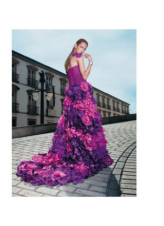 No Centro do Rio de Janeiro, modelo usa vestido com corpete renascença combinando seda, georgete e cetim, Martha Medeiros