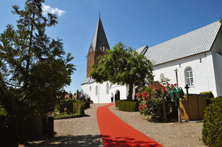 A igreja Mogeltonder pronta para a cerimônia festiva