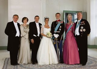 Marie e Joachim ladeados por Christian e Françoise Grassiot e Alain Cavallier, respectivamente padrasto, mãe e pai da noiva, e a rainha Margrethe II, com o príncipe consorte Henrik, pais do noivo