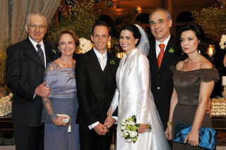 Os noivos entre os pais dele, Luiz Carlos Burti e Vera Lucia, e os dela, Fernando Norbert e Suely