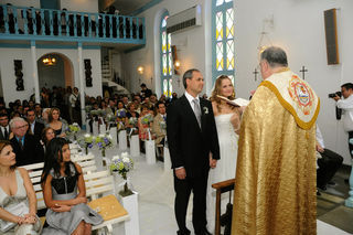 O padre Marcos Duarte abençoa o casal