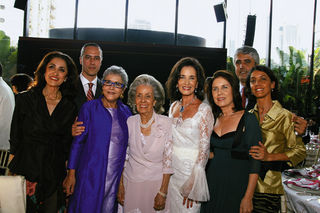 Eleonora entre a mãe, Yvette Pereira de Almeida, e os irmãos: Eliana Psilákis, Marcelo Pereira de Almeida, Malu Pereira de Almeida, Cecilia Assumpção, Paulo Octávio Pereira de Almeida e Rosalina Araújo