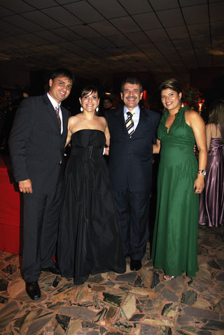 Os casais Ricardo e Larissa do Rego Monteiro com João Vicente e Joselene Claudino