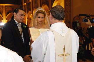 Frank Aguiar e Aline Rocha fazem juramento ao padre Giuseppe Bortolato...