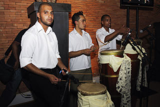 Fabrício, Willian e DJ tocam atabaques