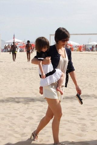 Katie Holmes segura no colo Suri, filha da atriz com Tom Cruise