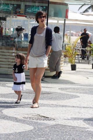 Suri e Katie Holmes no calçadão da praia