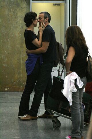 Julia Lemmertz e Alexandre Borges juntinhos no aeroporto