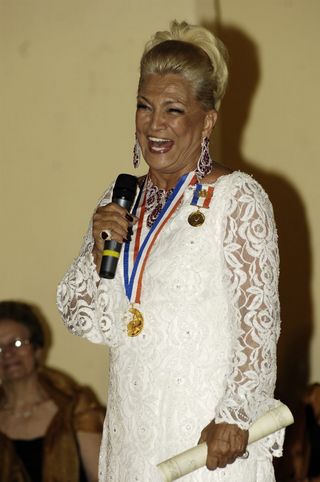 Hebe Camargo recebe a medalha de Mérito Pedro Ernesto