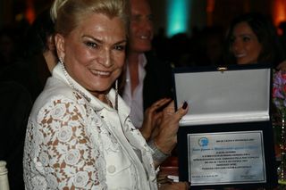 Hebe recebe placa em sua homenagem no Dia de Fazer a Diferença