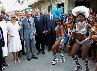 Príncipe Charles e Camilla assistem passistas sambarem no Complexo da Maré, no Rio De Janeiro