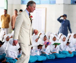 Príncipe Charles visita uma escola islâmica em Jacarta, Indonésia